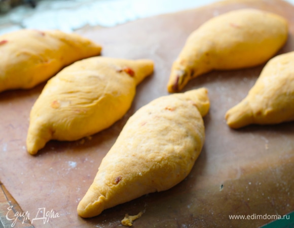 Сделать батоны любой формы, я сделала веретено и разрезала сверху слегка. Оставить на расстойку на 40 минут.