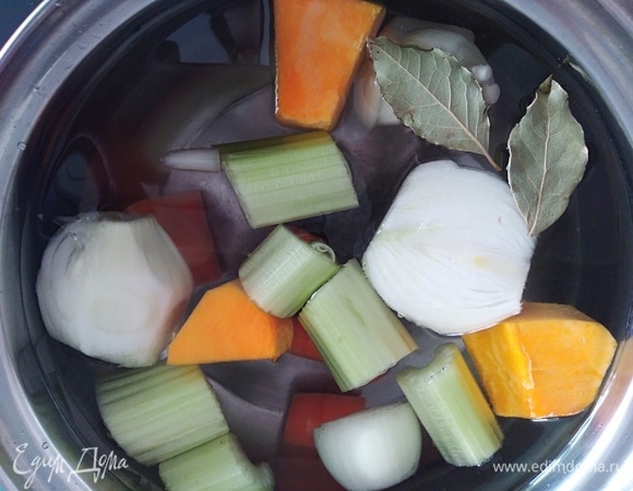 Для приготовления паэльи нам понадобится овощной бульон. Я готовлю так: складываю в кастрюлю лук, морковь, сельдерей, тыкву, лавровый лист. Заливаю холодной водой, варю 40 минут на медленном огне.