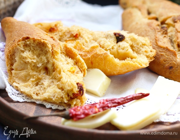 Красивый, хорошо сформированный мякиш с вкраплениями томатов и жареного лука.