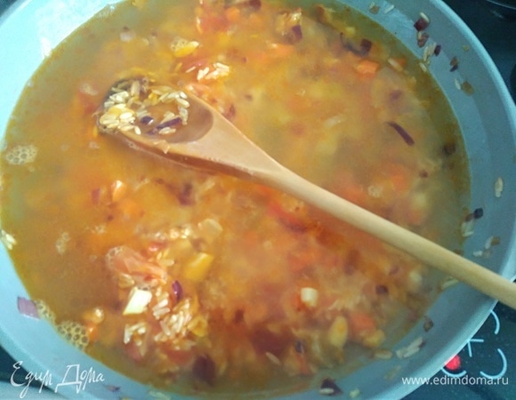 Влить горячий бульон, посолить. Дать закипеть. Варить 10 минут, помешивая.