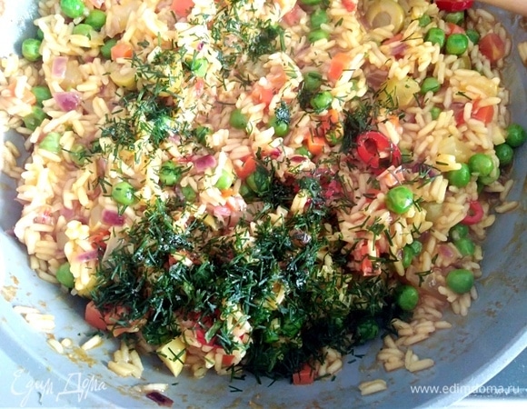 Добавить зелень и столовую ложку лимонного сока. Перемешать, накрыть крышкой и дать 10 минут настояться.