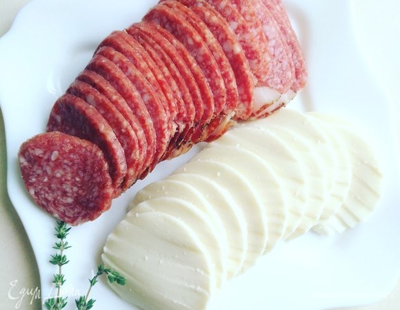 Пока готовится наш хлеб, подготовим продукты для начинки: нарежем салями и сыр, клюкву помоем и высушим на бумажном полотенце.