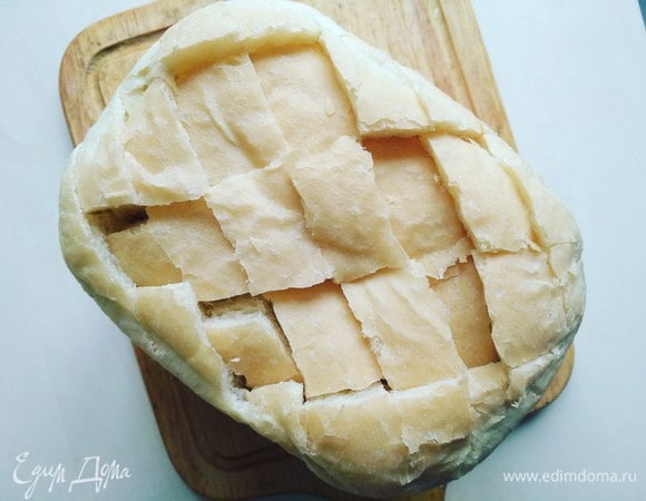 Затем острым ножом нарезаем хлеб на кусочки.