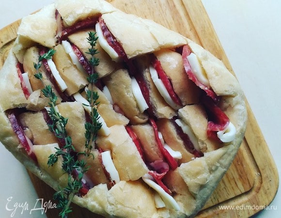 Укладываем нашу начинку и сверху посыпаем клюквой. Отправляем в разогретую духовку на 10–15 минут.