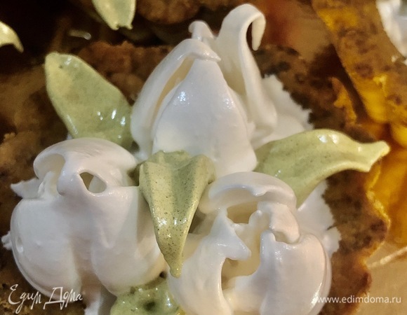 С помощью кондитерского мешка отсадить белковый крем в корзинки. Крем для листочков окрашен чаем матча.