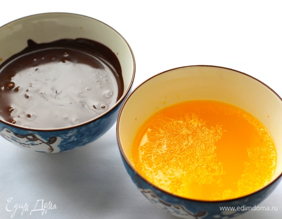 Растопите масло и шоколад по отдельности.