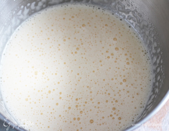 Взбейте яйца, сахар и мед в пену.