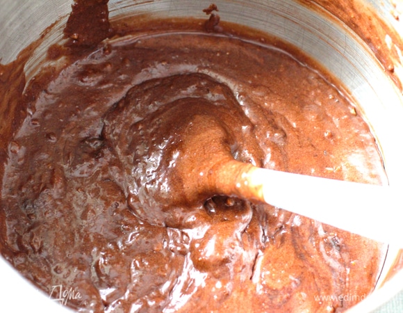 Масло и шоколад смешайте, добавьте в яичную смесь и аккуратно перемешайте. Затем добавьте частями муку, орехи и чернослив.