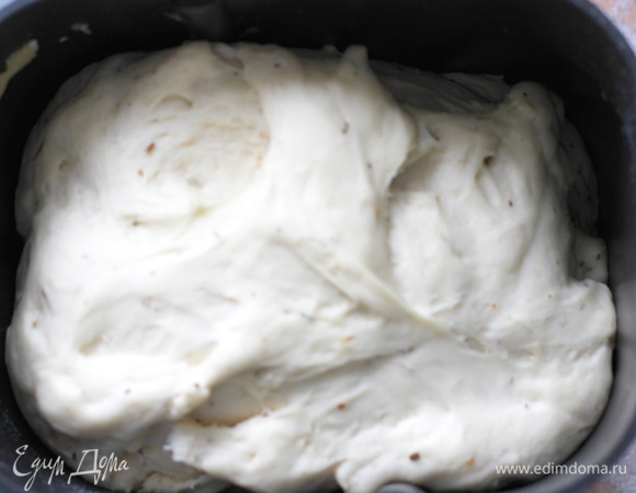 Смешать все ингредиенты в деже, дрожжи добавить в диспенсер. В тесто по желанию добавить сухие прованские травы, чеснок сухой, паприку. Выставить режим «Тесто малодрожжевое», чтобы получить наиболее длительную расстойку. Тесто хорошо поднимается!