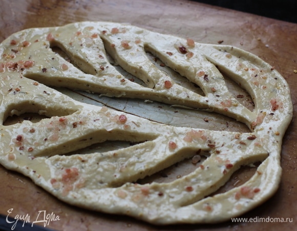Крупной солью (у меня гималайская розовая) и кунжутом.