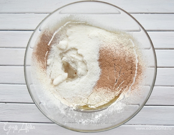 Соединить сухие составляющие (муку, соду, какао-порошок), просеять через сито. Добавить сухую смесь вместе с сахаром к жидким ингредиентам.