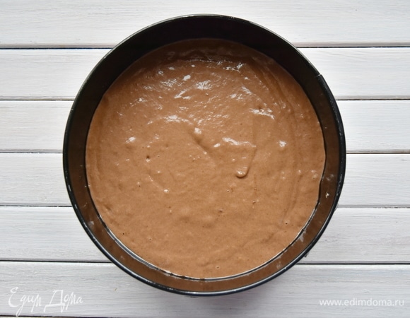 Форму для выпечки смазать растительным маслом и выложить тесто.