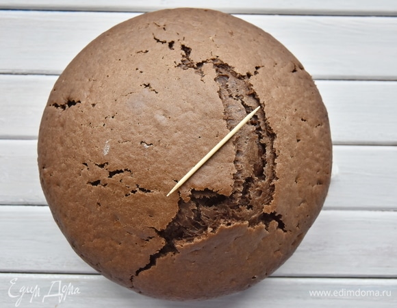 Выпекать бисквит в духовке, разогретой до 180°C, 35–40 минут. Готовность проверить деревянной зубочисткой.