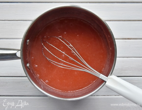 Из 400 мл сока, сахара и манной крупы ТМ «Националь» сварить манную кашу. Остудить.