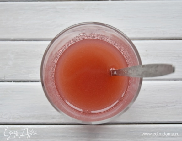 В оставшихся 100 мл ягодного сока размешать агар-агар.
