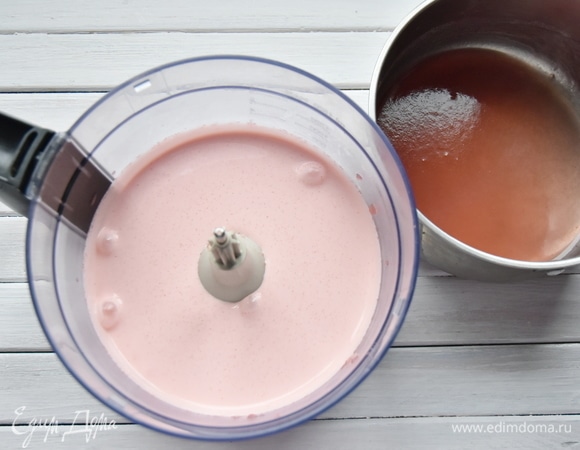 Остывшую манную кашу переложить в миксер и взбить до более гладкого состояния и изменения цвета на более светлый. Агар-агар подогреть, постоянно помешивая и не давая кипеть. Продолжая взбивать ягодно-манную смесь, ввести агар-агар.