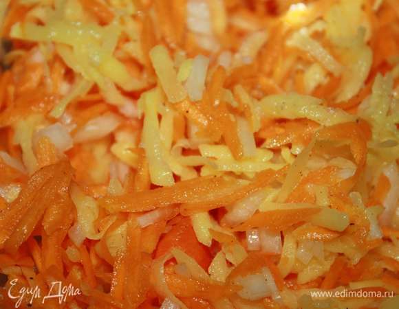 Соединить тыкву, лук и картофель. Посолить, поперчить, хорошо перемешать. Начинка готова.