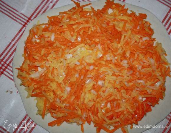 Готовое тесто разделить на три части. Каждую часть раскатать тонко и выложить на нее начинку.