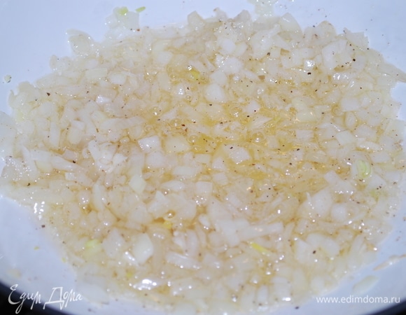 Для начинки обжарьте на кунжутном масле репчатый лук с чесноком в течение 3–4 минут, добавьте свежемолотый черный перец (по вкусу).