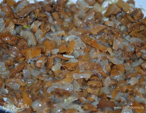 И грибы (у меня жареные, готовые лисички). Перемешайте, обжарьте все вместе примерно 2–3 минуты. Добавьте зелень по вкусу, я добавила свежую кинзу.