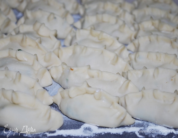 Слепите маленькие пирожки.