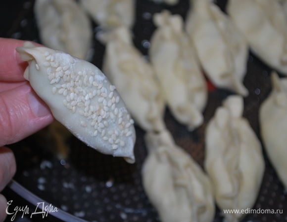 Обжарьте пирожки на растительном масле до золотистой корочки. Я в растительное масло добавила столовую ложку кунжутного масла. Получилось очень вкусно и ароматно.