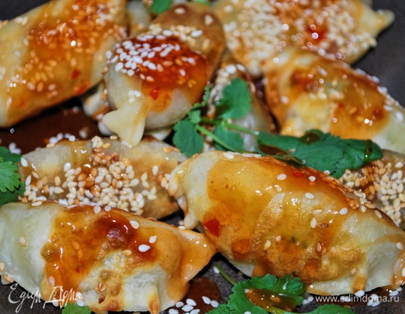 Подавайте горячие пирожки к столу. Полила их маслом с обжаренным кунжутом и сладким соусом чили.
