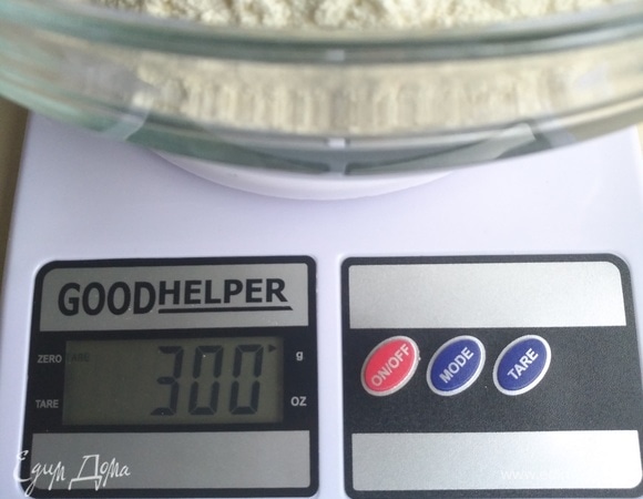 Сперва взвесим необходимое количество муки. Высыпаем в форму для выпечки хлеба.