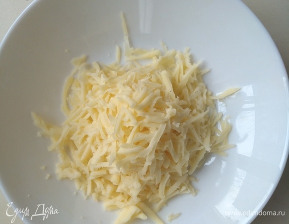 Пока готовится тесто, подготовим начинку. Сыр трем на крупную терку.