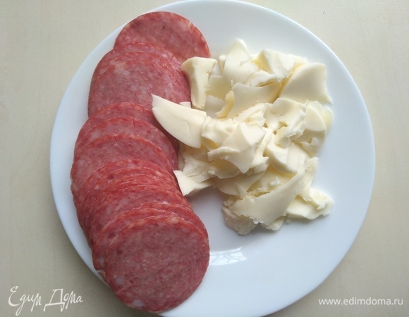 Нарежем колбасу и моцареллу.