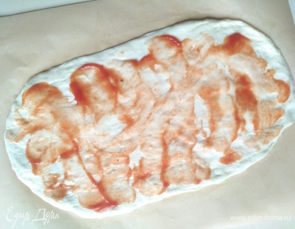 Второй смазываю томатным соусом.
