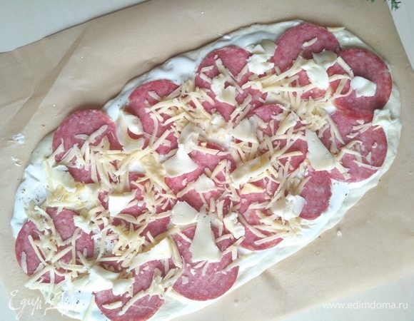 Сверху — любую начинку, какую вы хотите. У меня это салями и два вида сыра.