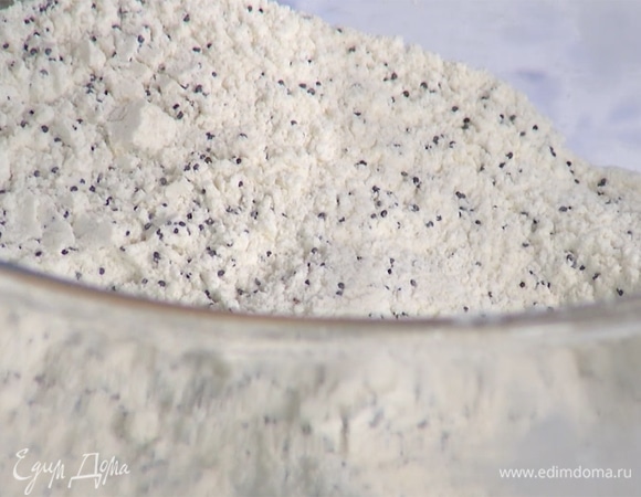 В глубокой миске соединить муку, сахар, мак, разрыхлитель и соль. Все перемешать.