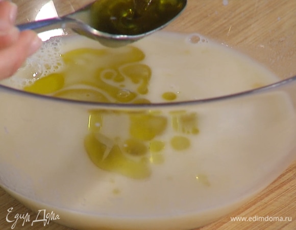 В отдельной миске соединить все жидкие ингредиенты, кроме растительного масла.