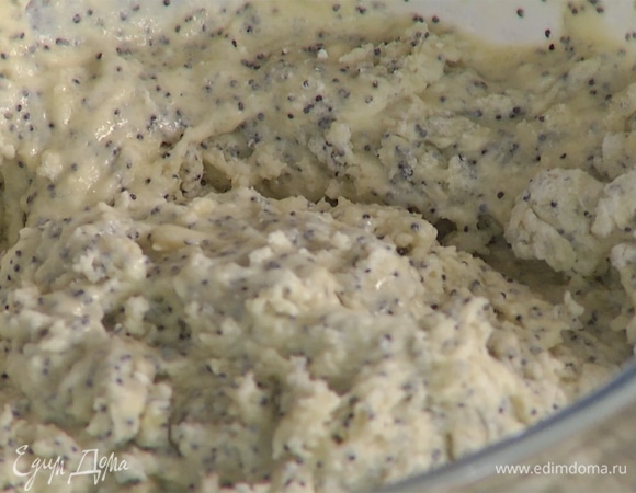 В муке ложкой сделать небольшое углубление, влить жидкие ингредиенты, быстро вымешать тесто.  