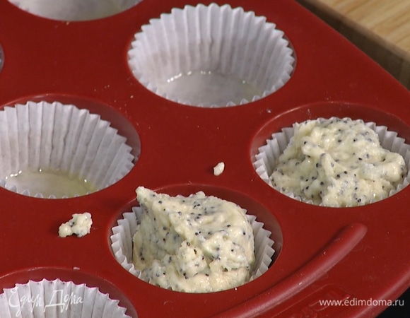 Формы для маффинов смазать растительным маслом, выложить тесто.