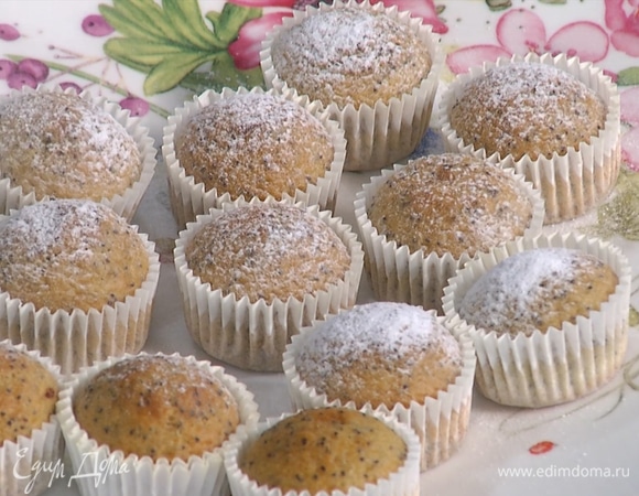 Выпекать в разогретой духовке в течение 10–12 минут. Перед подачей украсить сахарной пудрой.