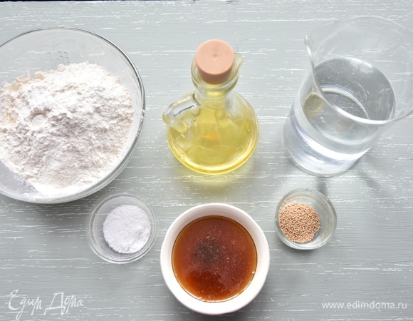 Подготовить необходимые продукты. Муку предварительно просеять через мелкое сито.