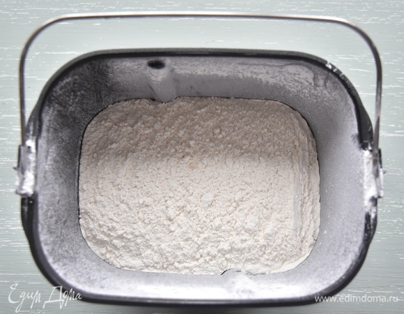 Всыпать муку в емкость хлебопечки с установленной насадкой для замеса теста.