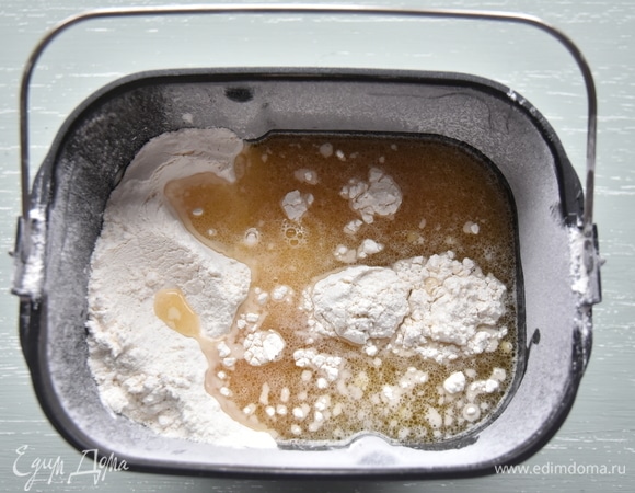 К муке добавить воду с растворенными в ней маслом, солью и медом.