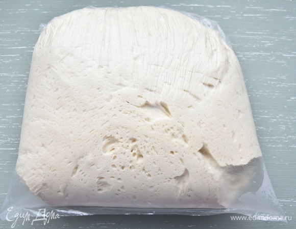 Готовое тесто переложить в пакет, его можно хранить в холодильнике до пяти дней.