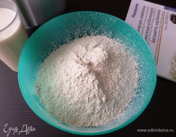 Просеять все три вида муки. Отмерить ряженку, воду и другие ингредиенты.