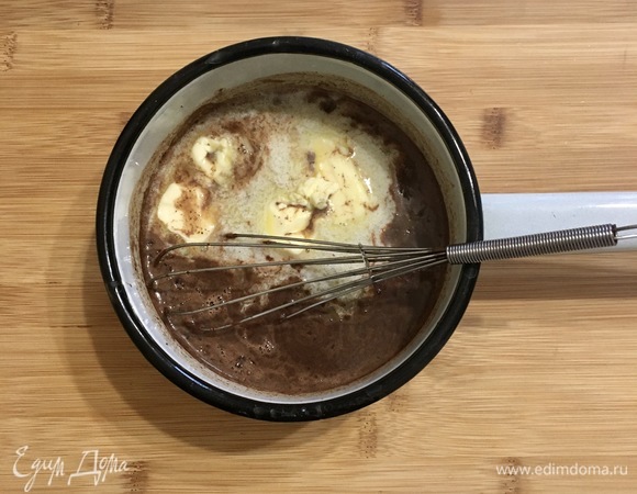 В небольшой сотейник влить молоко, довести до кипения и выключить огонь. Добавить разломанный шоколад, сливочное масло и активно размешать венчиком, чтобы шоколад полностью растопился. Остудить.