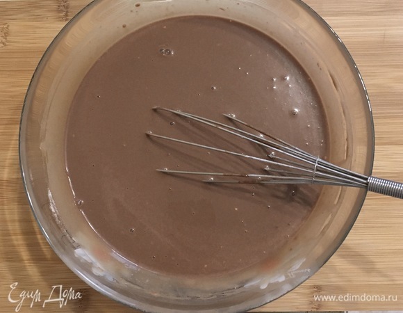 В миске растереть венчиком яйцо с сахаром, добавить немного остывшую шоколадную массу, размешать. Смешать муку, какао, разрыхлитель и все вместе сразу добавить в тесто. Активно взбить тесто венчиком, чтобы не было комочков. Оставить тесто на 5 минут.