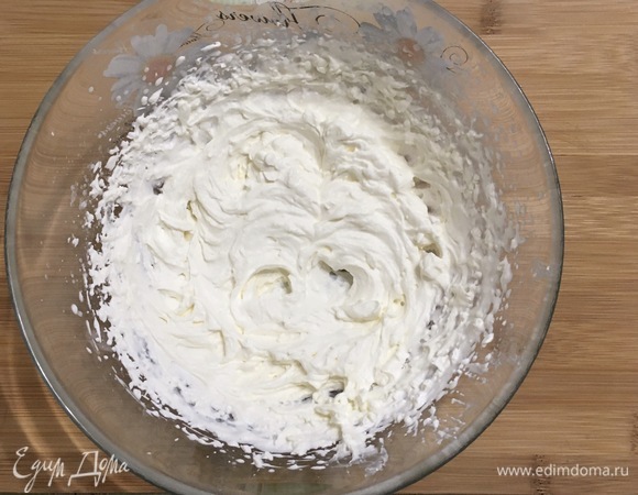 Взбить охлажденные сливки до плотности.