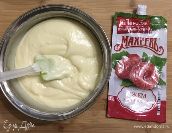 Добавить в крем взбитые сливки, перемешать лопаткой.