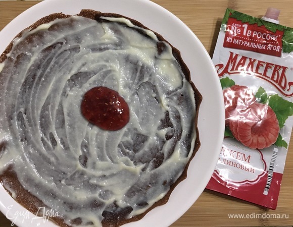 Сборка торта. Каждый блин намазать 1 ст .л. крема, сверху добавлять по 1 ч. л. джема ТМ «МахеевЪ».