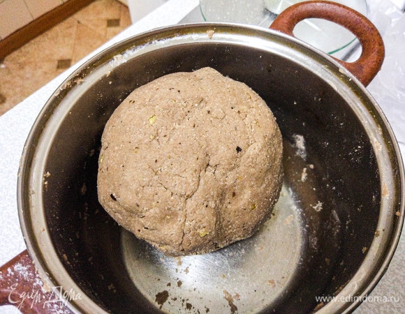 Заливаем полученную жидкость в емкость с мучной смесью. Месим до состояния однородного теста руками или с помощью бытовой техники. Далее упаковываем в пищевую пленку и отправляем в холодильник на 30 минут.