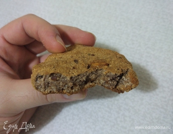 Вкусные, ароматные и невероятно полезные печенья готовы! Вязкость банана придает начинке нежную консистенцию, кусочки грецкого ореха разнообразят вкус, кокосовая мука дает выпечке низкий гликемический индекс и шершавую тоненькую хрустящую корочку. Такое печенье порадует любого человека, который не хочет пустить в свою систему диабет и другие заболевания раньше времени, а подкрепиться с чаем хочет) Кушаем и наслаждаемся!