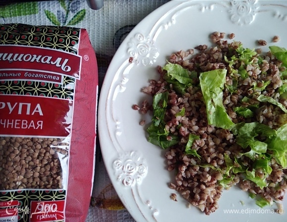 Лист салата вымыть, обсушить и нарезать. Соединить с теплой гречкой.